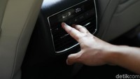Selain itu Mazda juga memasang fitur Carplay dan Android Auto. Tinggal colokkan HP anda ke USB yang terletak di konsol tengah, maka layar audio akan menampilkan berbagai aplikasi di HP, mulai dari Whatsapp sampai pemutar lagu.