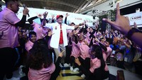 Aksi Sandiaga nge-dance dengan para dancer. Pool/KAHMI.