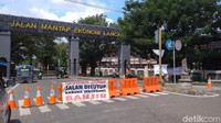Saat ini BPBD, kepolisian, TNI dan pemerintah setempat membangun posko dan dapur umum di beberapa titik.