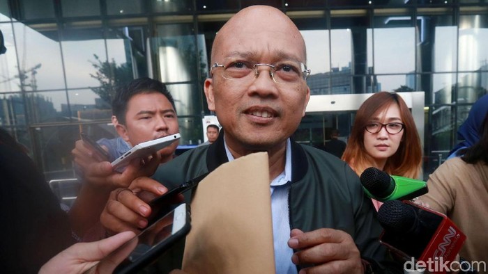 Direktur PT Humpuss Transportasi Kimia (HTK), Taufik Agustono diperiksa KPK. Pemeriksaan itu terkait dengan kasus dugaan suap distribusi pupuk.
