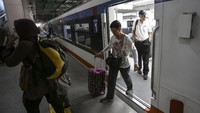 Pasca dioperasikannya MRT Jakarta, moda transportasi di sekitar kawasan dukuh atas memang menjadi lebih baik dan terintegrasi. Jadi semakin memudahkan para pengguna angkutan massa memilih yang lebih baik dan murah. Foto: AntaraFOTO/Nova Wahyudi