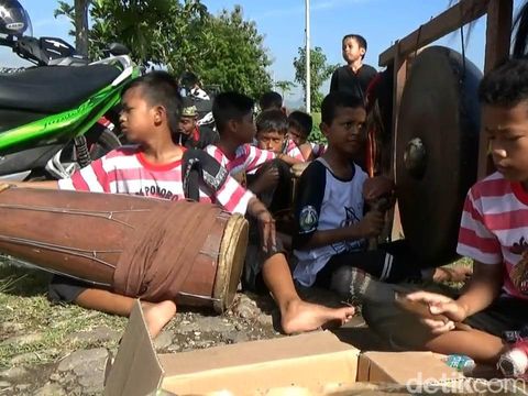 pemain musik tradisional yang mengiringi pertunjukan Reog/