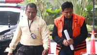 Ini momen saat Bowo Sidik merunduk tampak malu-malu saat tiba di Gedung KPK, Jakarta, Selasa (9/4/2019).
