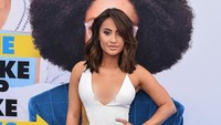 Aktris berusia 30 tahun itu tampil sangat seksi dengan dress putih berbelahan rendah. Presley Ann/Getty Images