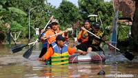 Sejumlah petugas pun dikerahkan untuk mengevakuasi dan memberikan bantuan kepada warga terdampak banjir di Jombang, Jawa Timur. Foto: Enggran Eko Budianto/detikcom