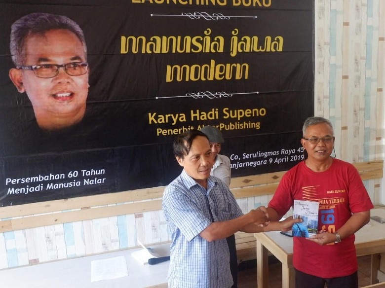 Buku Manusia Jawa Modern Rilis, Penulis: Orang Jawa Munafik dan Pendendam Buku Manusia Jawa Modern Rilis, Penulis: Orang Jawa Munafik dan Pendendam