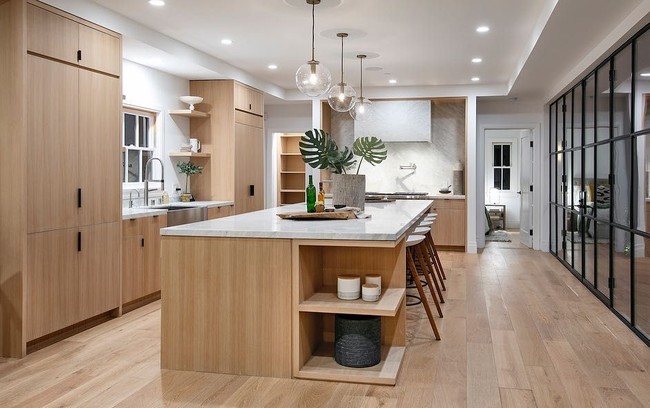 Rumah juga dilengkapi bar, walk-in closet dan ruang khusus penyimpanan wine. Foto: Instagram/@hiltonhyland