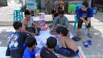 Begini Ragam Aktivitas Warga Bandung Ditengah Banjir
