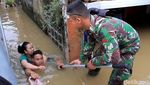 Detik-detik Evakuasi Ibu Hamil dari Banjir di Bandung