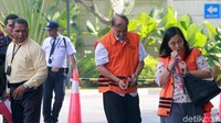 Tersangka korupsi e-KTP, Markus Nari tiba di gedung KPK dengan tangan diborgol, Selasa (9/4/2019). Dia juga mengenakan rompi tahanan KPK.