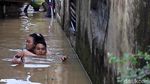 Detik-detik Evakuasi Ibu Hamil dari Banjir di Bandung