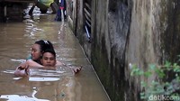 Suryani dievakuasi dengan cara digendong oleh Miftah dengan berjalan di tengah banjir setinggi leher orang dewasa. 