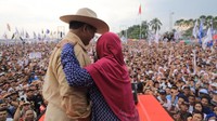 Seorang emak-emak tampak naik ke atas panggung kampanye Prabowo Subianto.