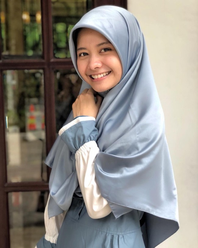 Di kesehariannya, Davrina memilih gaya hijab sederhana. Ia sering memakai hijab segi empat dengan gaya menutup dada. Ia pun tak sering melakukan foto OOTD (Outfit of The Day). Foto: Instagram/DavrinaRianda