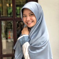 Di kesehariannya, Davrina memilih gaya hijab sederhana. Ia sering memakai hijab segi empat dengan gaya menutup dada. Ia pun tak sering melakukan foto OOTD (Outfit of The Day). Foto: Instagram/DavrinaRianda