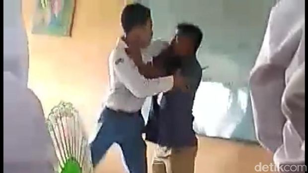 Guru yang Banting Siswa SMA di Bojonegoro Adalah Tenaga Honorer