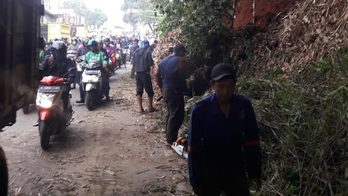 Sempat Tertutup Longsor, Lalin Sawangan Depok Arah Jakarta Padat