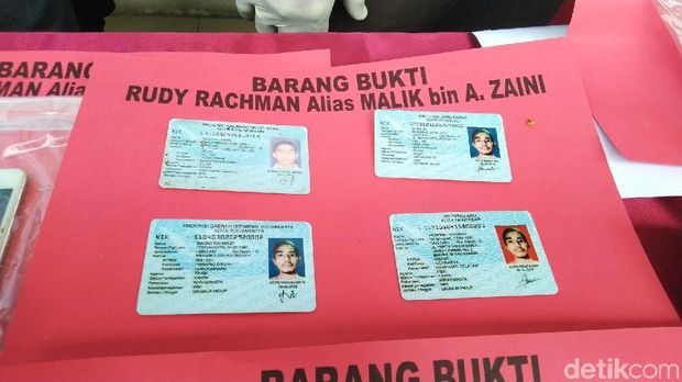 Empat KTP yang disita polisi dari tangan tersangka.