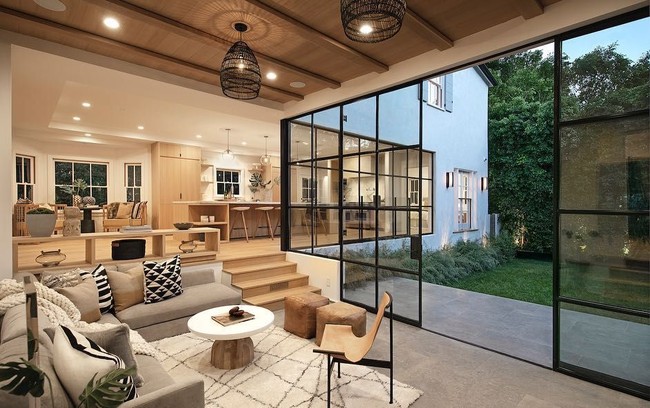 Setelah menikah, Justin Bieber dan Hailey Baldwin tidak langsung membeli rumah untuk mereka tinggali bersama. Baru pada pertengahan Maret 2019 lalu, keduanya membeli rumah di kawasan Beverly Hills, Los Angeles. Foto: Instagram/@hiltonhyland