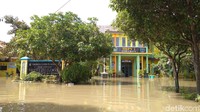 Tak hanya itu, pelaksanaan Ujian Sekolah Berstandar Nasional (USBN) di SMPN 1 Indramayu terpaksa ditunda. Sebab sekolah yang berada di Jalan Gatot Subroto itu terendam banjir luapan Sungai Cimanuk.