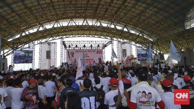 Relawan Buruh 'Sahabat Jokowi' menggelar Apel Akbar Kesetiaan Tegak Lurus untuk Jokowi, di Gedung Budaya Sabilulungan, Soreang, Jabar.