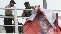 Petugas gabungan dari Bawaslu, Satpol PP, Polisi dan TNI menertibkan alat peraga kampanye (APK) Caleg di sejumlah kawasan di Jakarta Barat, Selasa (9/4/2019).
