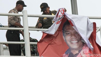 Lagi, Petugas Tertibkan APK Caleg yang Mejeng di JPO Jakbar