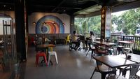 Royale Bakery and Cafe: Ngemil Cake dan Makan 'Ninja Burger' di Kafe Instagrammable