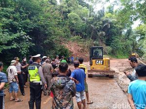Longsor Putus Akses Jalur Majalengka-Kuningan, Lalin Dialihkan