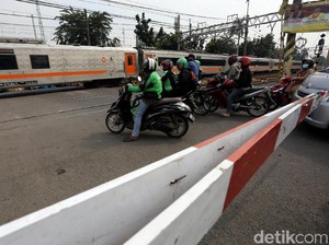 KAI Sesalkan Ulah Emak-emak yang Viral Terobos Palang KA Hingga Terjungkal