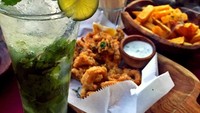 Disela-sela waktu luangnya, Antony sering mampir ke restoran berkonsep outdoor yang nyaman. Dilengkapi dengan pilihan makanan dari calamari hingga kentang goreng renyah. Foto: Instagram @hillenaar87