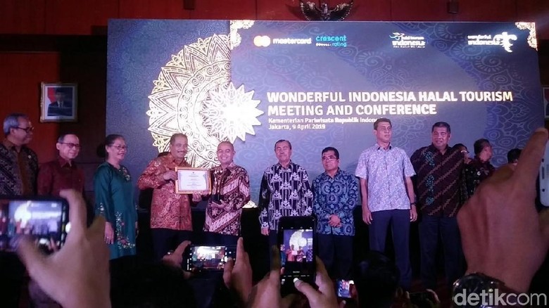 Menpar Arief Yahya dan perwakilan daerah dengan wisata halal (Randy/detikcom) Menpar Arief Yahya dan perwakilan daerah dengan wisata halal (Randy/detikcom)