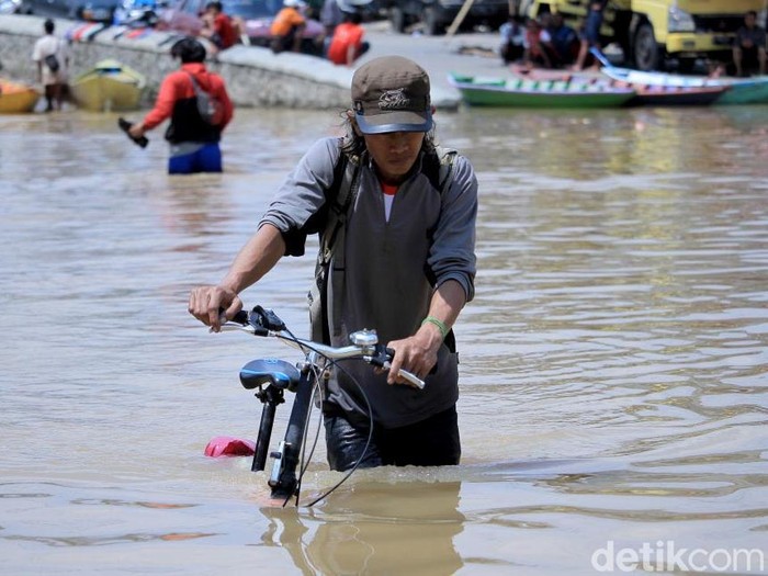 Banjir merendam sejumlah daerah di Kabupaten Bandung. Meski begitu, warga tetap beraktivitas seperti biasa di tengah genangan banjir.