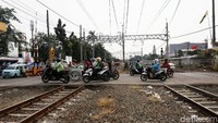 Menurut Jumardi, jalur perlintasan sebidang itu menjadi berbahaya bagi masyarakat karena lintasan kereta jadi makin panjang menjadi 4 jalur. Sehingga untuk mengantisipasi terjadinya kecelakaan perlintasan sebidang itu akan ditutup.