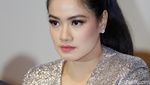 Titi Kamal Jadi Emak-emak Blink-blink