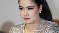Makeup flawless dan pulasan lipstik merah membuat penampilannya jadi makin cetar. Pool/Palevi S/detikFoto.