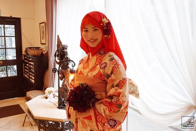 Arisa juga terlihat menyukai warna-warna pastel seperti merah muda dan biru muda. Warna tersebut membuat Arisa terlihat semakin manis.  Foto: Instagram/NurArisaMaryam