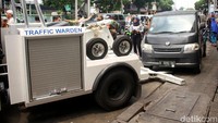 Pemilik mobil sempat mempertanyakan pelanggaran kepada petugas. Namun mobil tersebut tetap diderek.