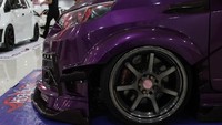Kita mainnya di kaki-kaki menggunakan air suspension, pintunya kita ubah menjadi dua pintu gullwing jadi pilar dimundurkan pintu depan dipanjangin, tak lupa menggunakan motorized, ucap Tanting sedikit menjelaskan. Foto: Ridwan Arifin