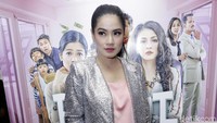 Titi tampil dengan busana blink-blink berwarna silver di acara tersebut. Pool/Palevi S/detikFoto.