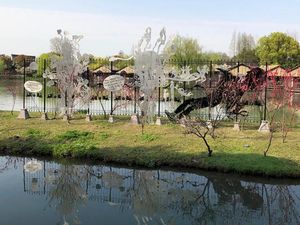 Karya Seniman Entang Wiharso Chronicles Fence Mejeng di China