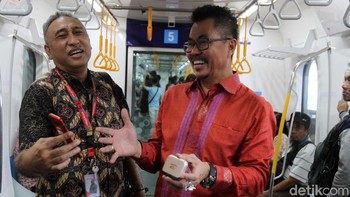 Deputy CEO Smartfren Djoko Tata Ibrahim dan VP Technology Relations and Special Project Smartfren Munir Syahda Prabowo saat mencoba sinyal Smartfren didalam MRT Jakarta, Selasa (9/4/2019).