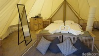 Tenda pun difasilitasi dengan tempat tidur nyaman, dengan sofa dan meja (Shinta/detikcom)