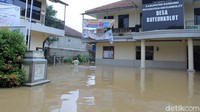 Kantor Desa Dayeuhkolot juga masih terendam banjir setinggi perut orang dewasa.