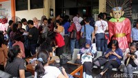 Warga ramai-ramai berkumpul di kantor KPU Jakarta Barat untuk mengurus formulir A5 atau pindah tempat mencoblos, Selasa (9/4/2019).