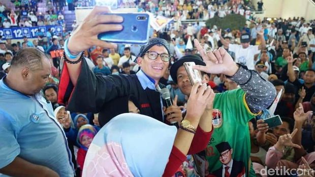 Sandiaga Dapat Uang Saweran Pendukung saat Kampanye di Magetan