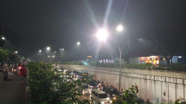 JPO itu sebelumnya melintang di atas underpass Pasar Minggu.