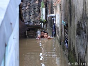 Video: Evakuasi Ibu Hamil dari Banjir Setinggi Leher di Bandung