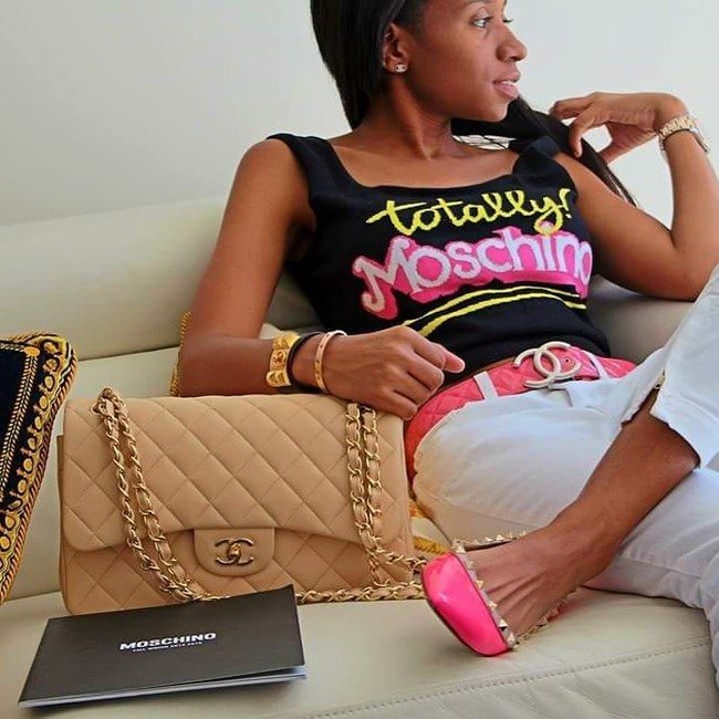 Kini Jenny dan kedua orangtuanya harus menghadapi tuntutan hukum. Tak ada lagi kehidupan mewah yang bisa dipamerkannya di media sosial karena ayah dan ibunya di penjara dan dia sendiri menjadi tahanan rumah. Foto: Facebook