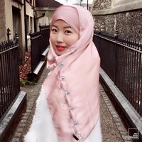 Banyak netizen yang memuji penampilannya. Kini, ia memiliki lebih dari 80 ribu followers di Instagram. Dari kolom komentar, terlihat followers Arisa berasal dari berbagai negara seperti Indonesia dan Malaysia. Foto: Instagram/NurArisaMaryam